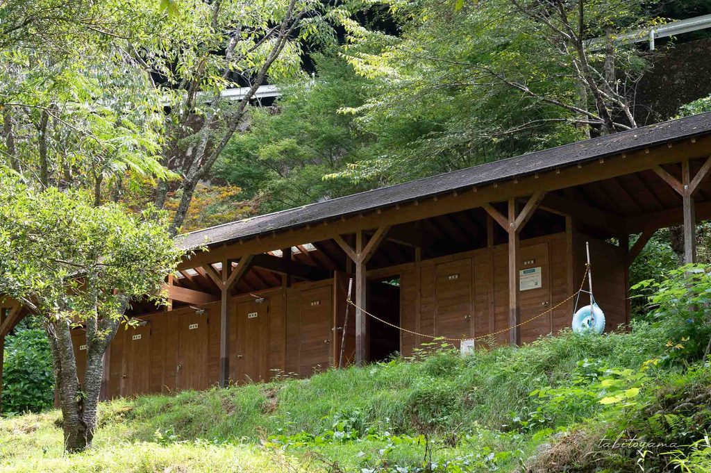 馬立川のそばにある更衣室