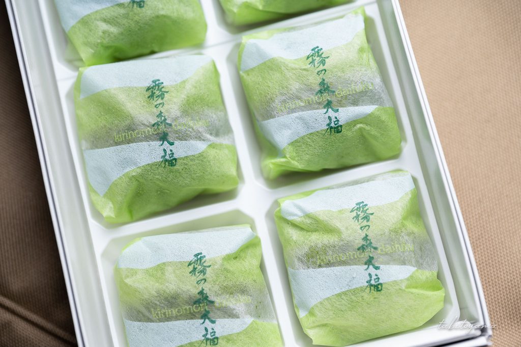開封された箱の中で並ぶ包装されたまま並ぶ霧の森大福
