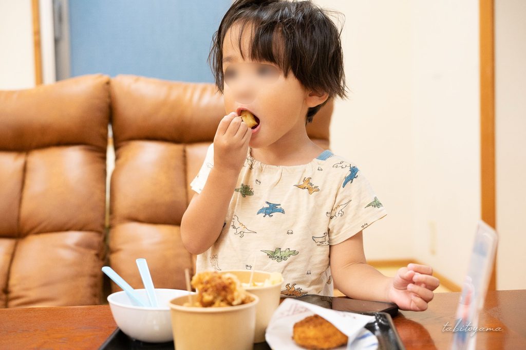 霧の森交湯〜館内のレストランでポテトを頬張る息子
