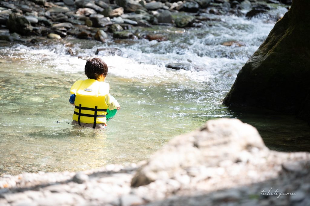 馬立川の水の流れが強い箇所の手前で佇む息子の後ろ姿