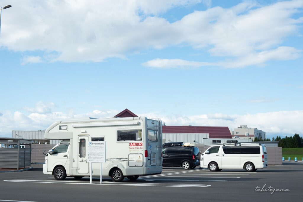 道の駅おとふけなつぞらの里の車中泊専用スペースに駐車する大型キャンピングカー