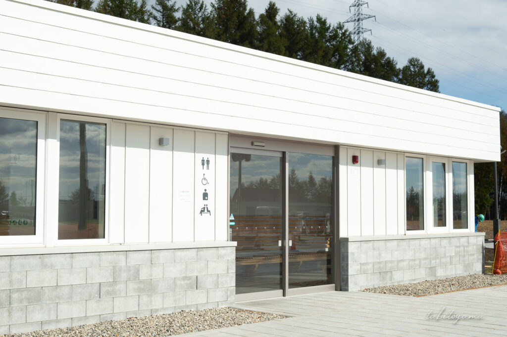 道の駅おとふけなつぞらの里に隣接したなつぞら公園に隣接したトイレ