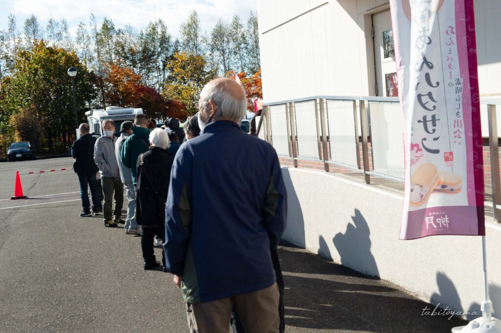 柳月スイートピア・ガーデンの三方六の切れ端の販売開始を待つ行列