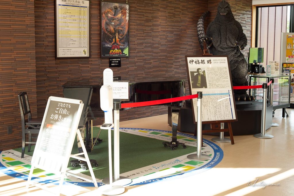 道の駅おとふけなつぞらの里にあるグランドピアノとゴジラの展示