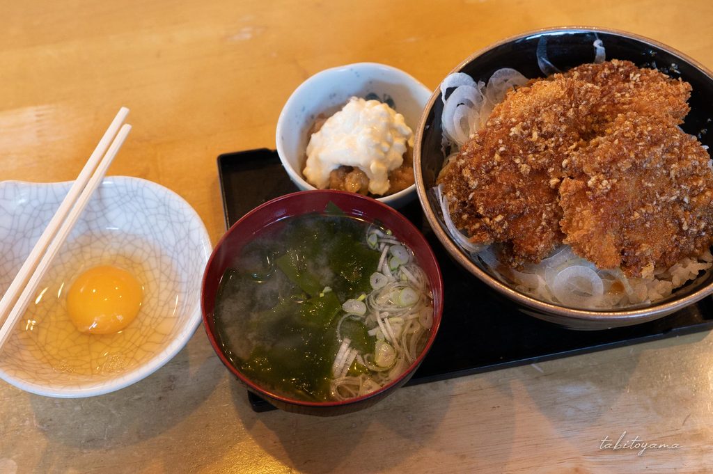 春日食堂の生カツ丼