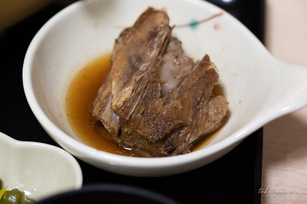 地魚刺身定食の付け合わせのブリカマの煮付け