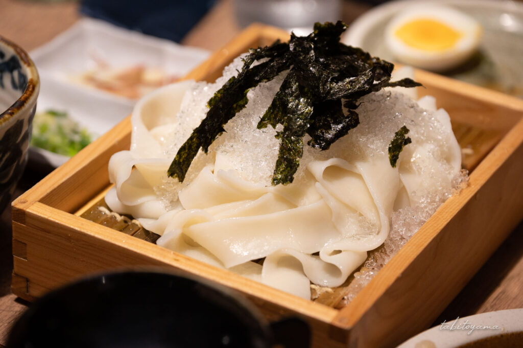 舞茸天入りの冷やしひもかわうどん