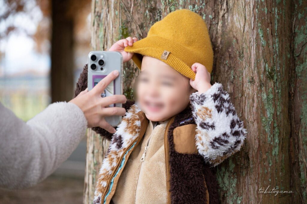 自分を撮影した写真を見て嬉しそうな表情の息子