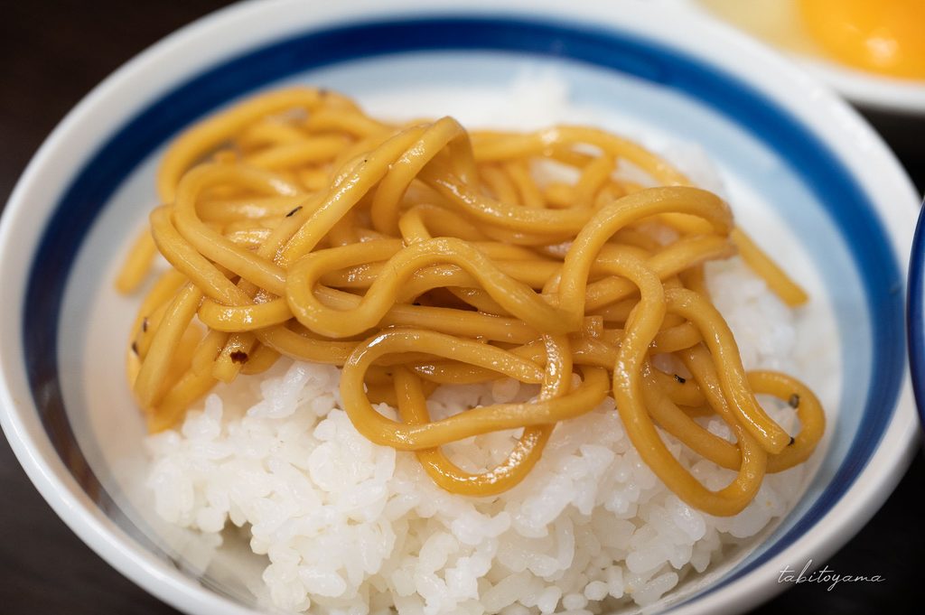 富山ブラックの麺を白ごはんに乗せる