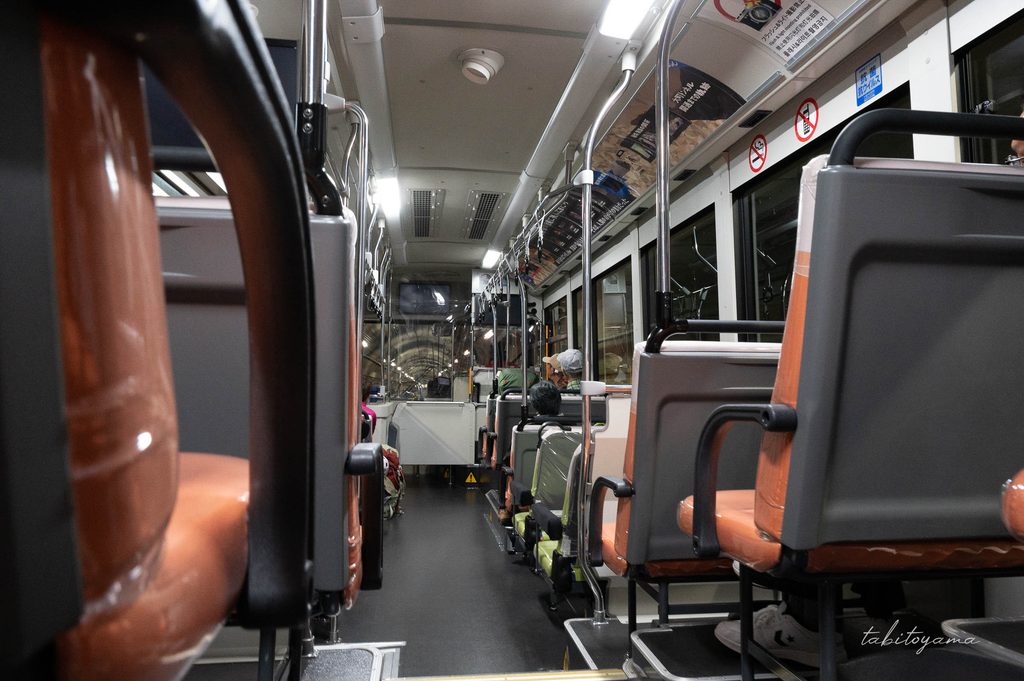 黒部ダムへ向かう電気バスの車内