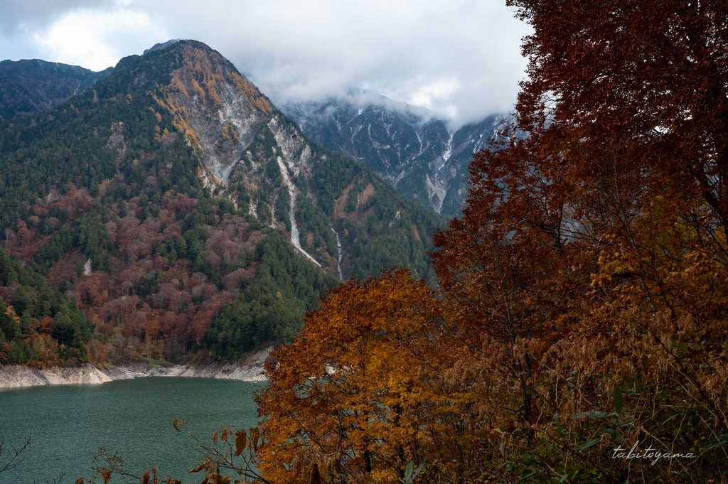黒部湖沿いの登山道から眺める針ノ木岳方面の景色