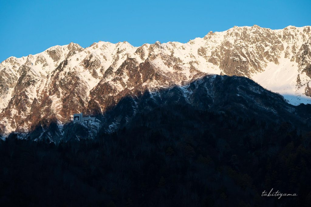 青い空と雪化粧した立山連邦