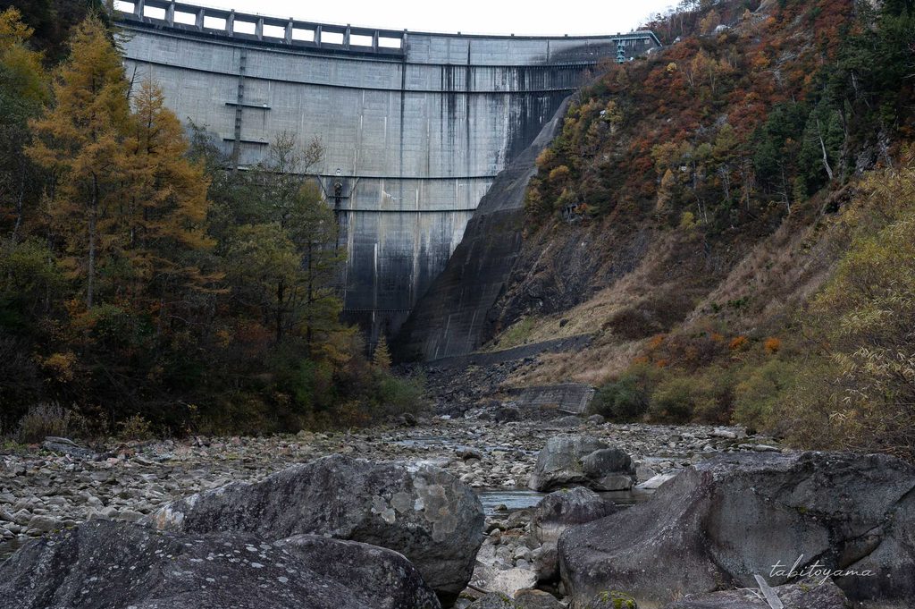 登山道から見上げる黒部ダムのえん堤