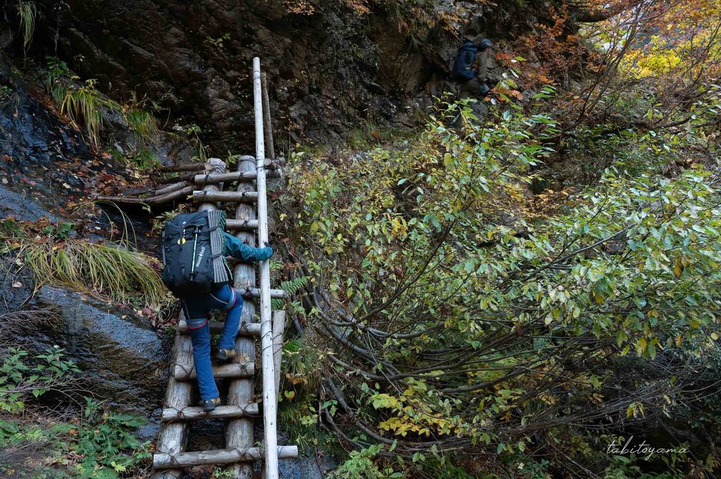ハシゴを登る登山者