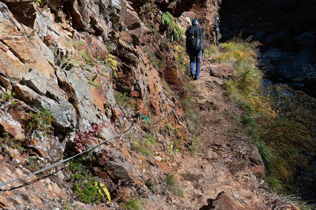 番線が張られている登山道
