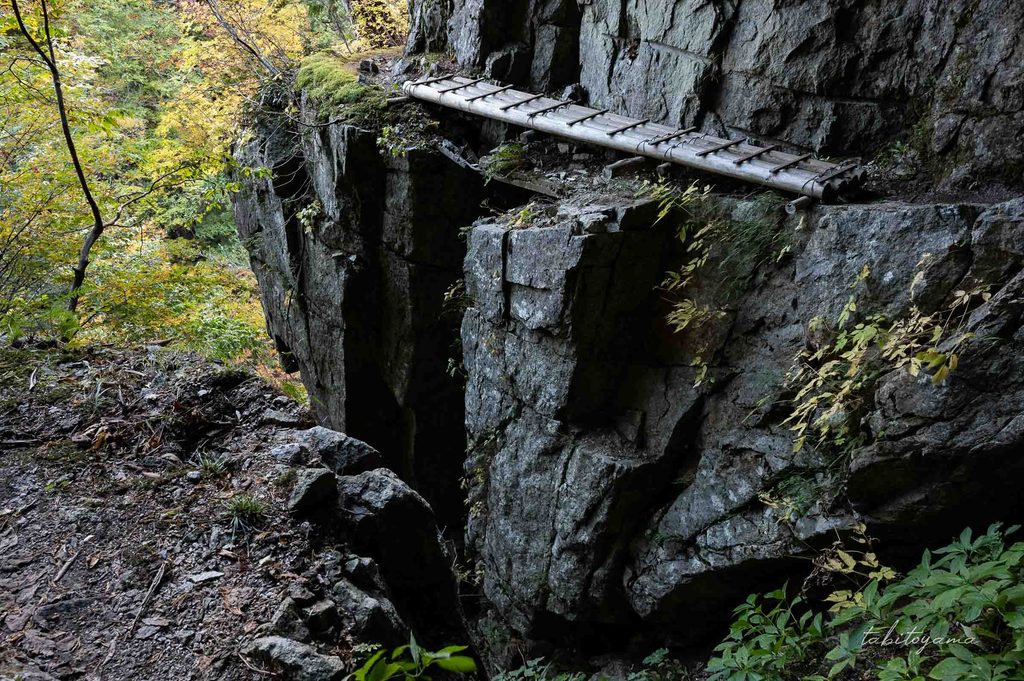 湾曲した崖上の登山道