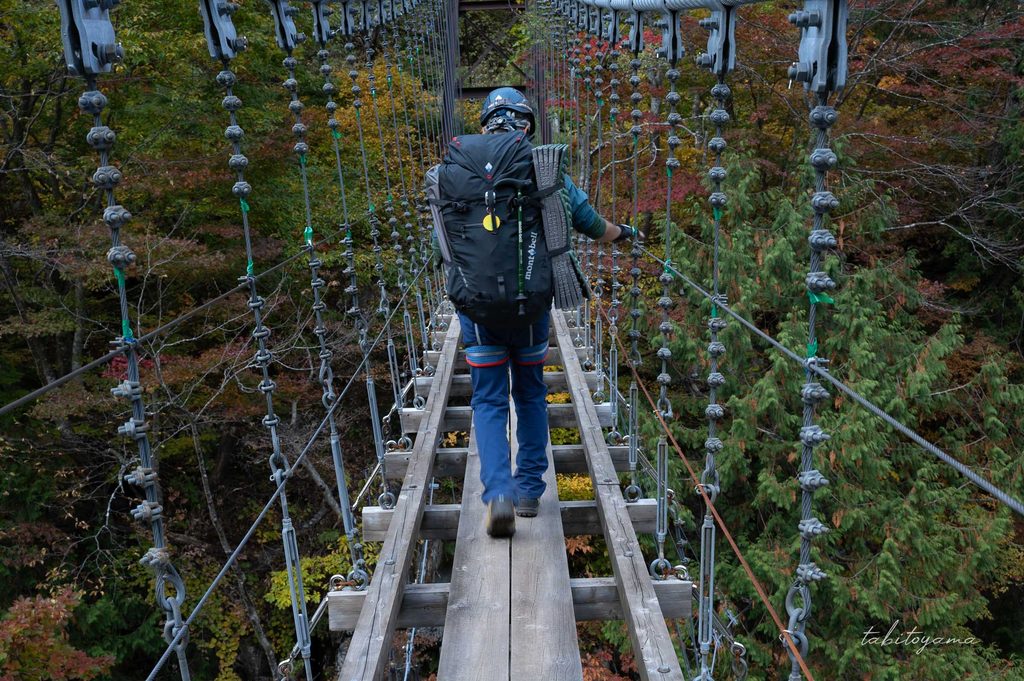 東谷吊橋を歩く登山道