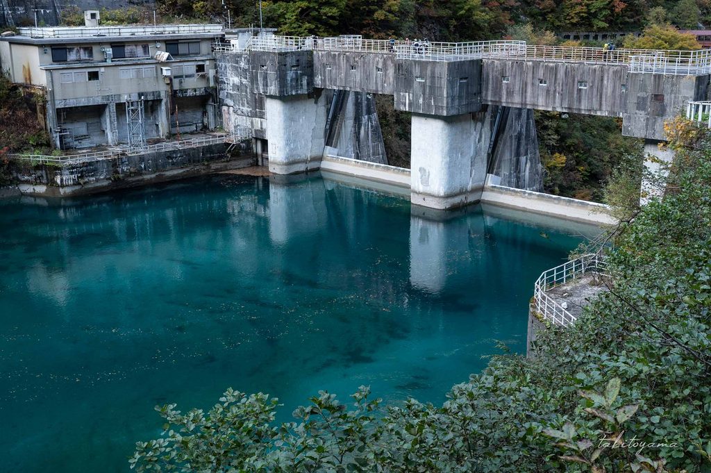 仙人谷ダム周辺の堰き止められた深い青緑色の水面