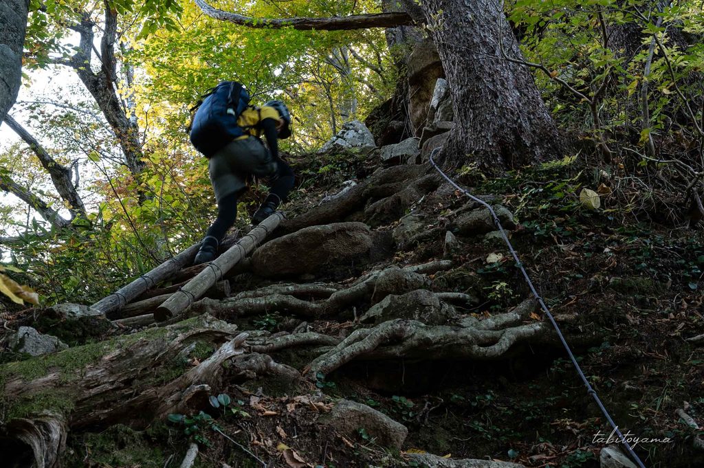 権現峠を登る登山者