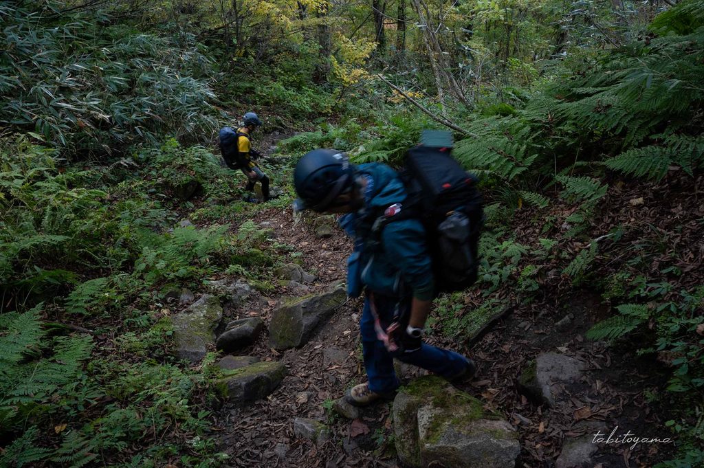 権現峠を下る登山者