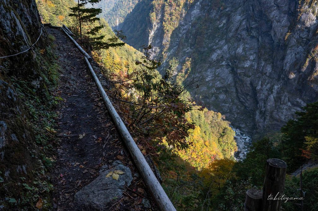 水平歩道の登山道から崖下を眺める視点