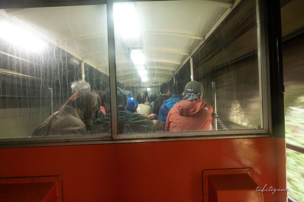 トンネルを通過していくトロッコ列車