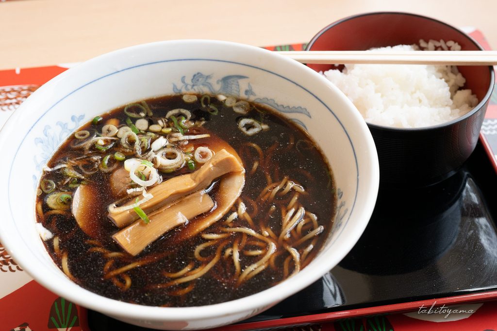 レストイン黒部の富山ブラックと白ごはん