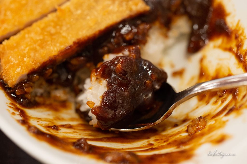 喫茶ベニ屋の黒いカレーをスプーンですくった様子