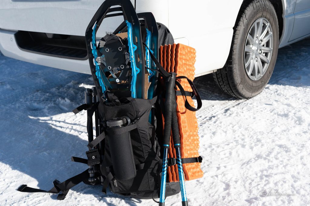 スノーシューや折りたたみマットなどが外付けされた登山ザック