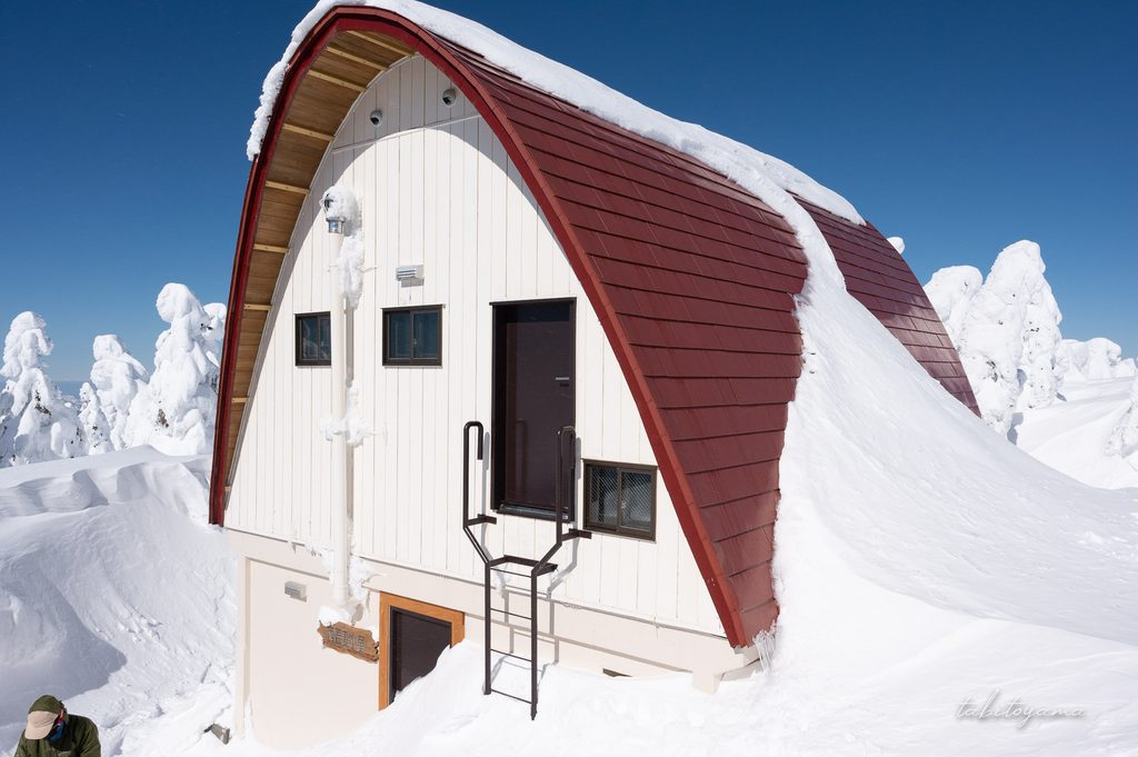 周囲を雪に囲まれた西吾妻避難小屋