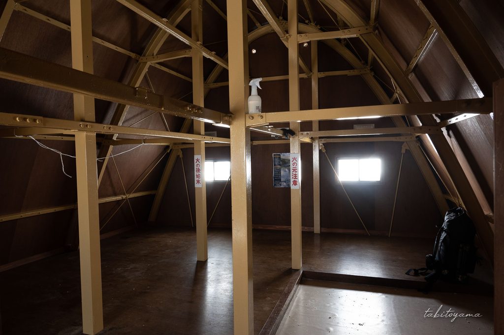西吾妻避難小屋の2階部分