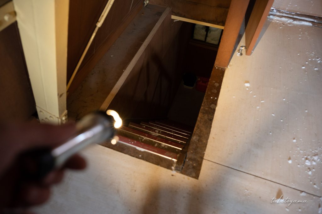 西吾妻避難小屋の1階へ続く階段