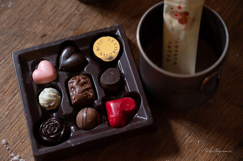 色とりどりのチョコレートとマグカップに包装されたまま入れられたトレールチャイ