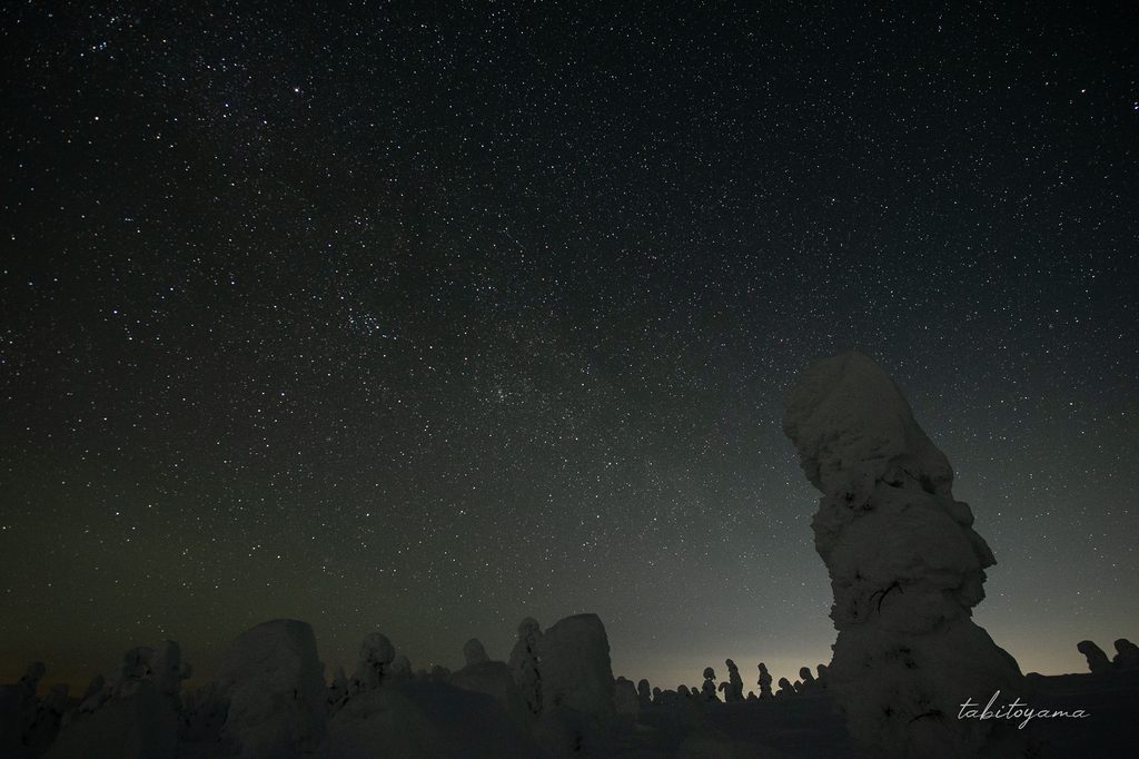 西吾妻山の樹氷原から望む星空と、遠くに広がる街明かり
