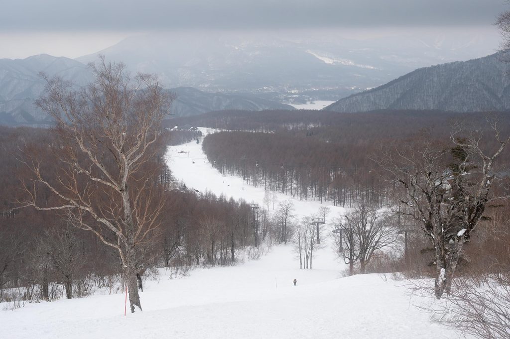 グランデコのゲレンデから眺める山頂が厚い雲に覆われた磐梯山