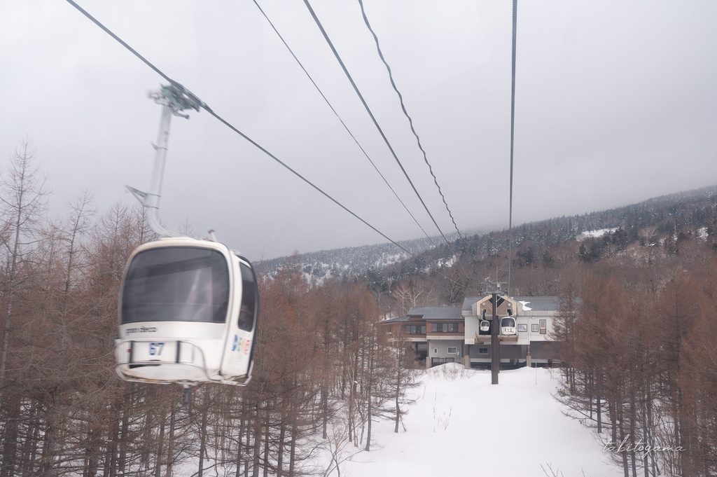 ゴンドラの車窓から見えてきた、グランデコの山麓駅