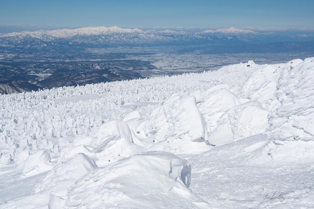 西吾妻山頂付近から吾妻神社方面の景色、冠雪した朝日連峰や月山が遠目に見える
