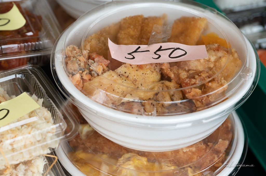 テイクアウトの丼や弁当
