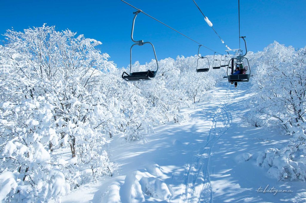 蔵王ライザワールドのリフトから眺める雪景色