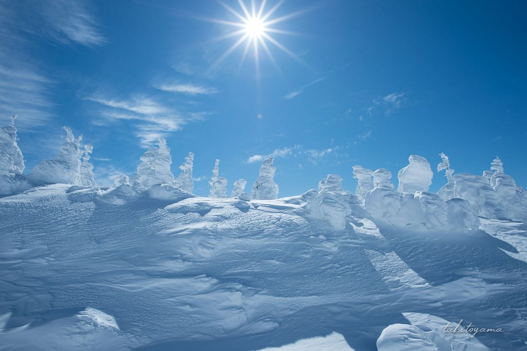 降り積もった大きな雪の壁